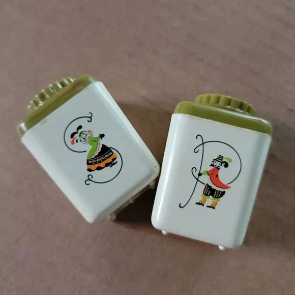 Vintage 70's Dutch Salt & Pepper Shakers Retro Mid Century Plastic Avocado Lids - Picture 8 of 12